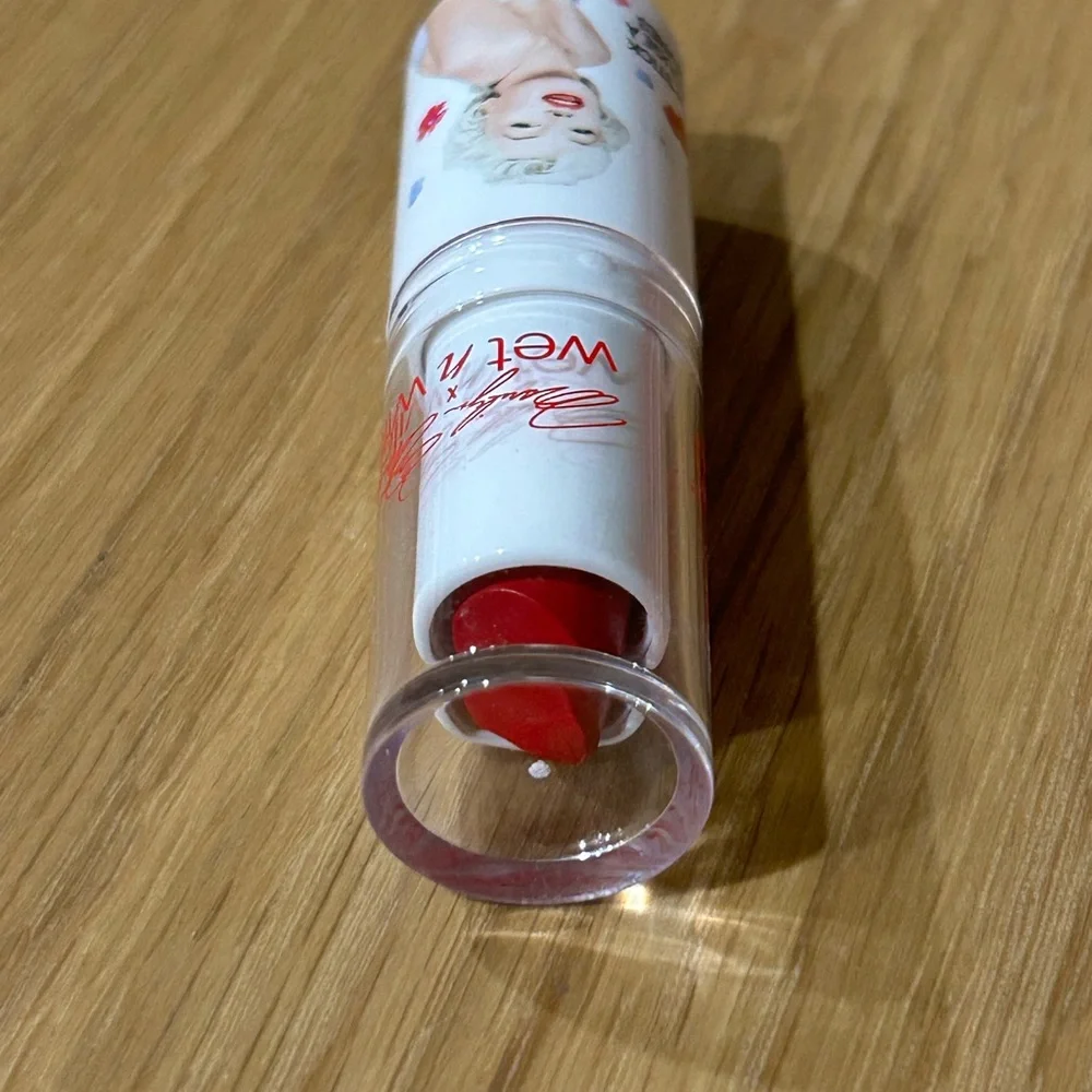 Wet n Wild Marilyn Monroe Bold Red Lipstick - Picture 6 of 16